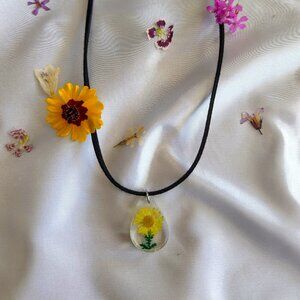 Tear Drop Shaped Beautiful Hand Made Yellow English Daisy Dried Flower Necklace